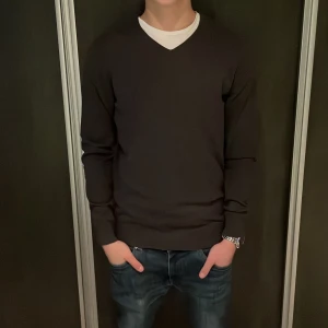 V-ringad Tröja - Riktigt fet V-ringad tröja med en riktigt snygg färg. Pris kan diskuteras. TAR ÄVEN BYTEN