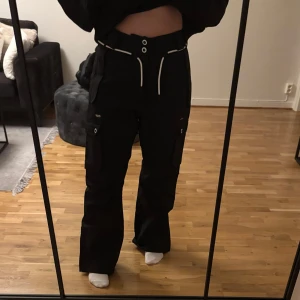 Nytt! Dope svarta skidbyxor/snowboardsbyxa, storlek M - Säljs helt nytt Dope skid/snowboard byxa, den är riktigt skön att ha på sig. Säljs den för jag använder knappt den å åker int slalom nu längre pga ledbandsskadan.  Storlek M. Är i normal storlek. Jag är 163 cm lång som ni kan se bilden om hur byxas längd sitter på mig. Byxan har dragkedja och  justerbar midja med dragsko  Den är jätte fin och som ny. Inga repor eller skav, den har bara legat och sovit. Färg är svart med lite vita detaljer. Nytt pris 2499 kr. Säljs den 1900 kr pga den är oanvänt.