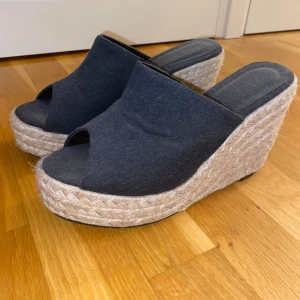 Svarta kilklackar med flätad sula - Snygga svarta kilklackar med öppen tå, använd en gång, små i storleken 