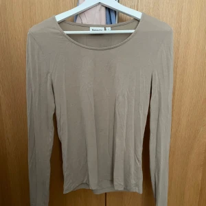 Beige långärmad topp från KappAhl - Super fin mjuk tröja från Kappahl liknar ”soft touch” från Gina 🩷