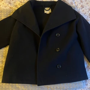 Snygg mörkblå kappa - Säljer en mörkblå kappa från Gina Tricot. Den är liten för mig så det är därför jag säljer den. Perfekt för att ha i kyligare väder! 🤍