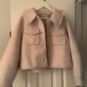 Beige kroppad kappa från NA-KD - Supersnygg beige kroppad kappa med teddymaterial från NA-KD. I storlek xs i bra skick.😊