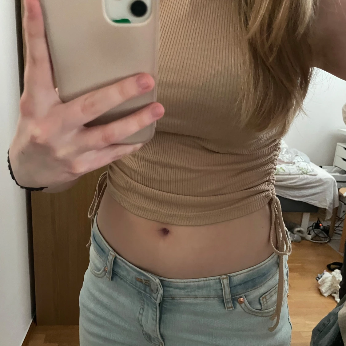 Beige ribbad linnetopp