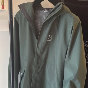 Haglöfs - Jacka - En stilren och fin grön jacka från Haglöfs. Jackan är i väldigt bra skick och är väldigt fin med en unik färg. Priset kan diskuteras.