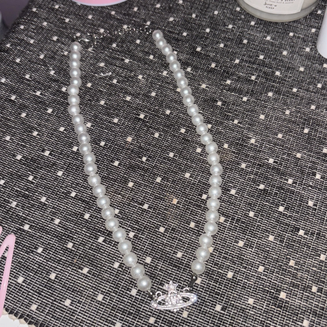 Pärlhalsband med silverdetalj