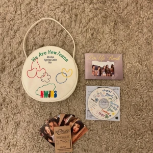 NewJeans - 1st EP ”We Are New Jeans” Album LIMITED EDITION Bag White ver. - Har endast varit på display. Albumets innehåll är komplett, men det levereras utan sin ursprungliga kartongförpackning. Allt är intakt och i mycket bra skick.