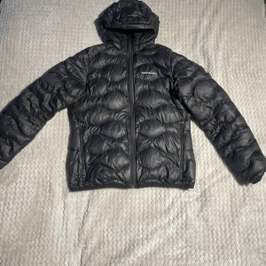 Peak performance jacka L - Säljer en svart dunjacka från peak performance i väldigt fint skick helt och hållet utan hål, en skavank är dragkedjan (se sista bilden) jackan är i storlek L men sitter litet på mig som är 180cm och väger 70kg