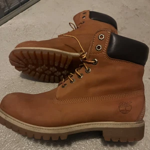 Kängor från Timberland - Säljer ett par klassiska kängor från Timberland i skinn. De har en robust sula och snörning framtill. Perfekta för höst och vinter med sin slitstarka design och bekväma passform.