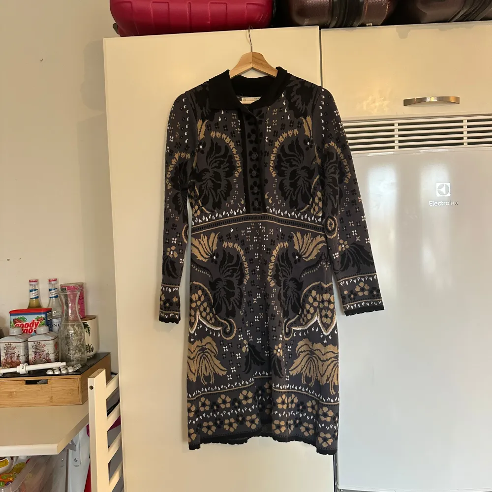 Snygg klänning med ett unikt mönster i grå, svart och beige. Den har en klassisk krage och knappar framtill. Långärmad design som passar perfekt för kyligare dagar. Klänningen har en elegant och stilren look. Från märket Odd Molly i storlek 1 som enligt deras storleksguide motsvarar en storlek S. Mycket fint skick, jag hittar inga synliga anmärkningar eller defekter. . Mekot.