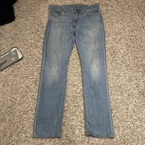 Ljusblå jeans från Levi's - Säljer ett par ljusblå Levi's 511 jeans. De har en klassisk straight passform och är tillverkade i jeansmaterial. Perfekta för en avslappnad stil.