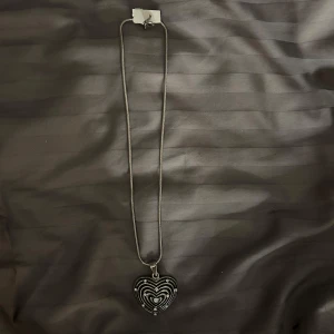 Halsband - Säljer detta hjärt halsband, vet inte vart det är ifrån ❤️