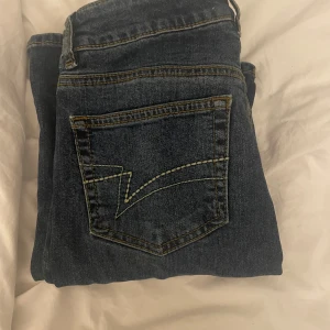 Mörkblå bootcut jeans  - Trendiga bootcut jeans med tryck på fickorna!💓har inga tecken på användning. nypris 600kr! Pris kan diskuteras!💕