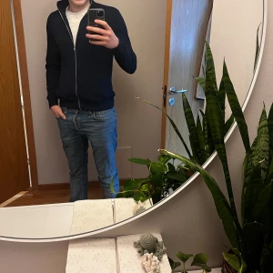 Mörkblå tröja med dragkedja jack&jones - Storlek S, bra skick