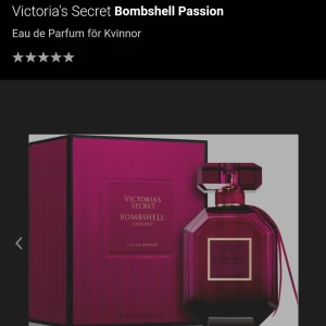 Victoria's Secret Bombshell Passion Parfym - Säljer en lyxig och feminin Eau de Parfum från Victoria's Secret, Bombshell Passion. Med doftnoter av cassis, pion och ros.  50ml. Se bild hur mycket som är taget. Jättefin sexig sensuell doft😍