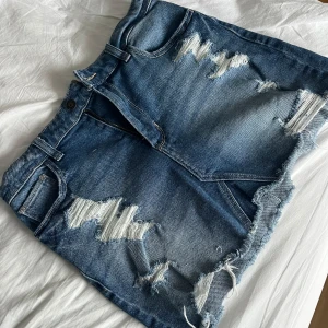 Blå jeanskjol från Hollister - Snygg blå jeanskjol från Hollister med slitna detaljer och fransig kant 🩵💙🩵
