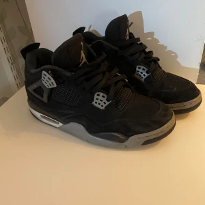 Nike Air Jordans 4 - Säljer mina Jordan 4or, storlek 43 men de är lite små i storleken så de passar stl 42.           De saknas två delar, med detta märks inte. 