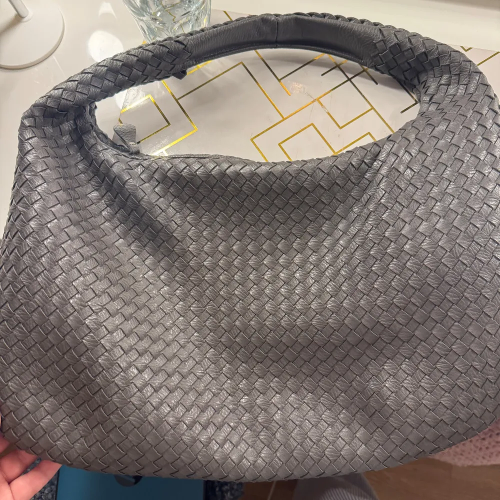 Fin väska från design by si. Den är väldigt använd men funkar fortfarande jättebra. Finns täcken på användning men inga defekter. Jag får plats med dator och massa saker i väskan.❤️❤️dustbag följer med. Laukut & Käsilaukut.