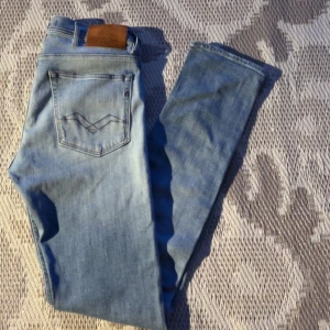 Ljusblå jeans från Replay - Snygga ljusblå jeans från Replay med en klassisk femficksdesign och en cool sliten look. De har en läderpatch med Replay-logga på baksidan av midjan. Perfekta för en avslappnad stil.