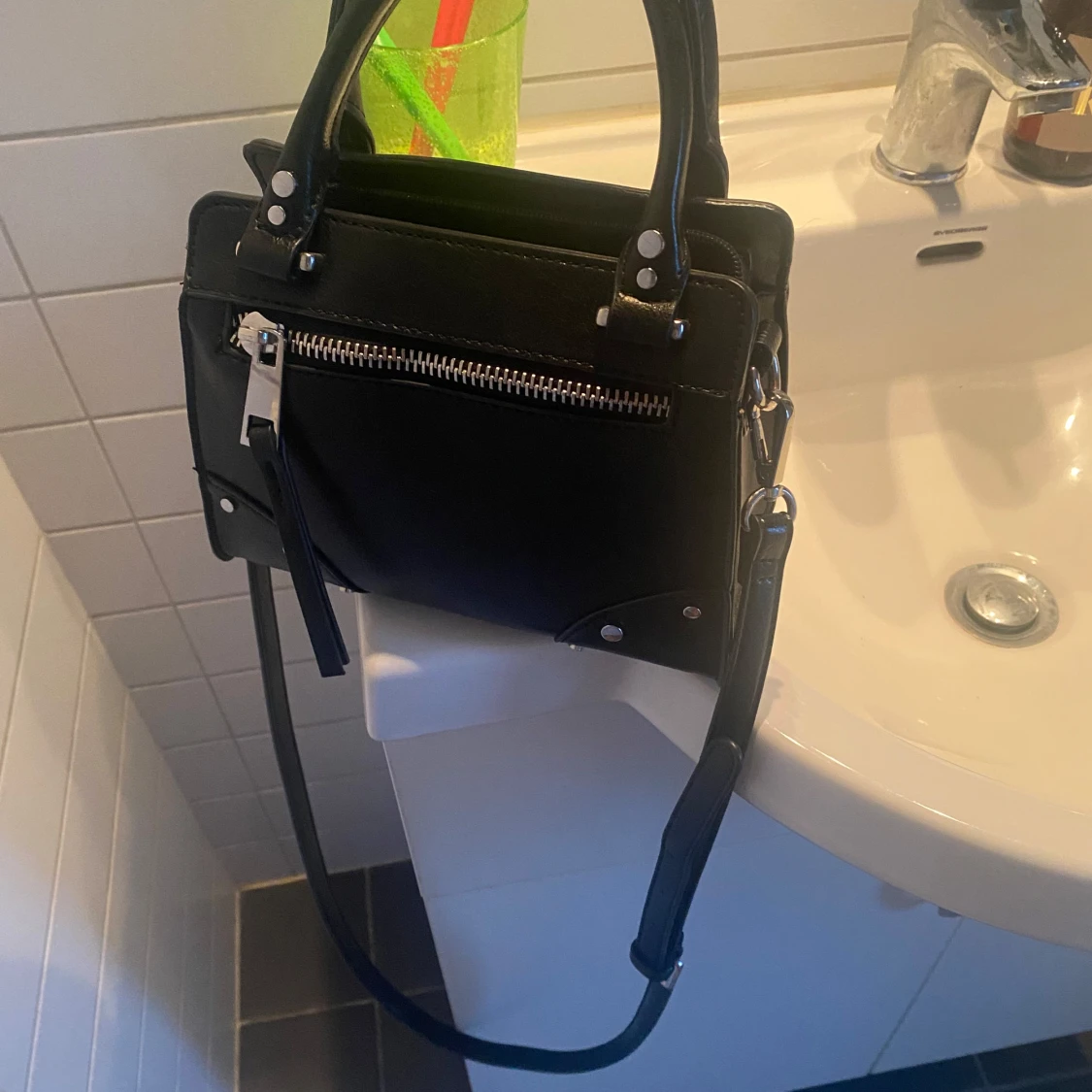 Svart axelväska med dragkedja - 2