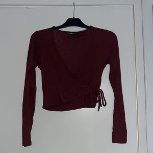 Vinröd omlottopp - Vinröd ”ballerina” topp med v-ringning och knyte på ena sidan. ♥️