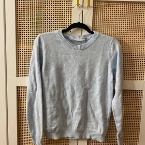 Ljusblå stickad tröja  - En jättesöt ljusblå stickad tröja som ej har använts eftersom den är för stor💕