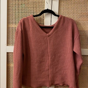 Rosa stickad tröja - En jättefin rosa stickad tröja som ej har kvar någon lapp så jag vet inte märket eller storlek så jag skulle gissa på s💕