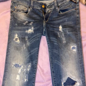 Blå jeans från Replay - Innerbenslängd: 78cm midjemått: 35,5cm