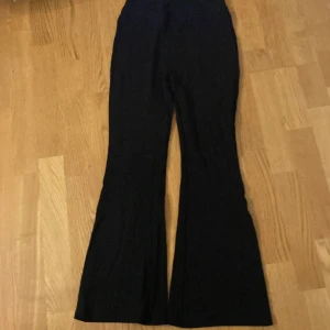 Svarta byxor från Lindex - Snygga svarta byxor från Lindex i storlek EUR 164. Byxorna har en bootcut-stil och är perfekta för en trendig look. Tillverkade i ett bekvämt material som passar bra till olika tillfällen.