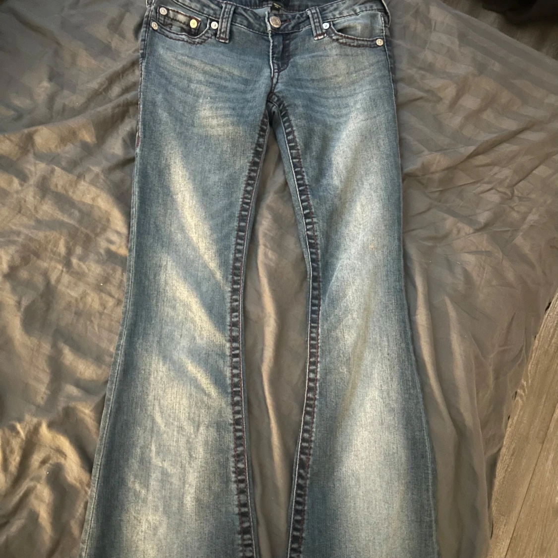 Blå jeans från True Religion - 3