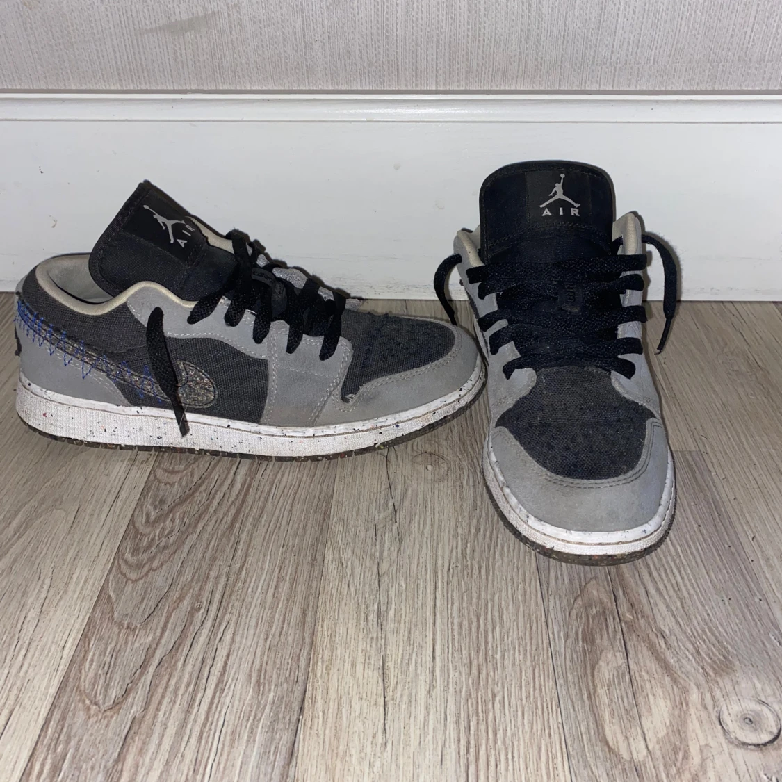 Nike Air Jordans i grått och svart