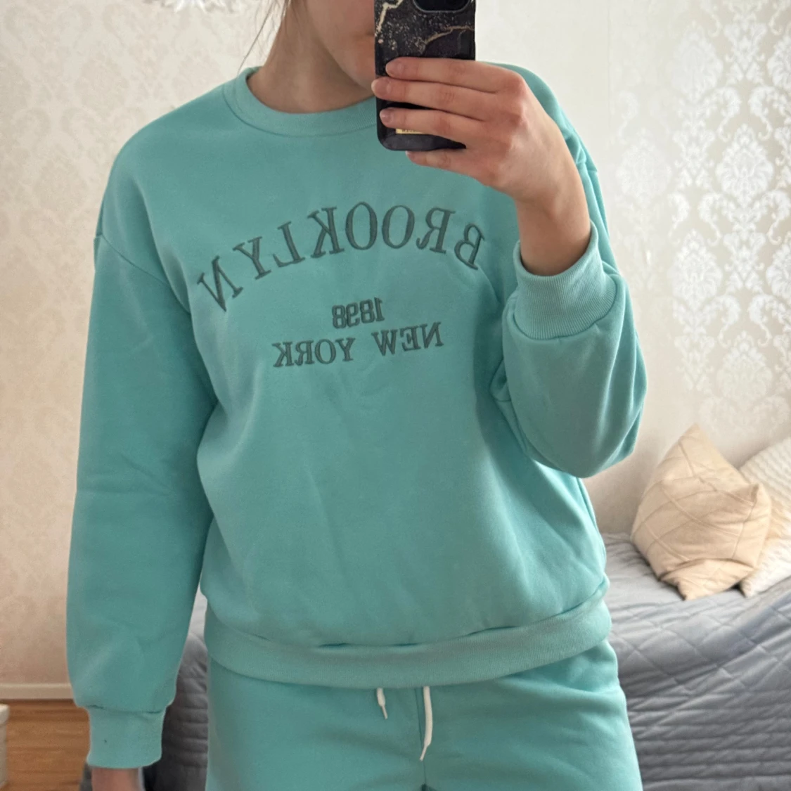Turkos sweatshirt med Brooklyn-tryck - 1