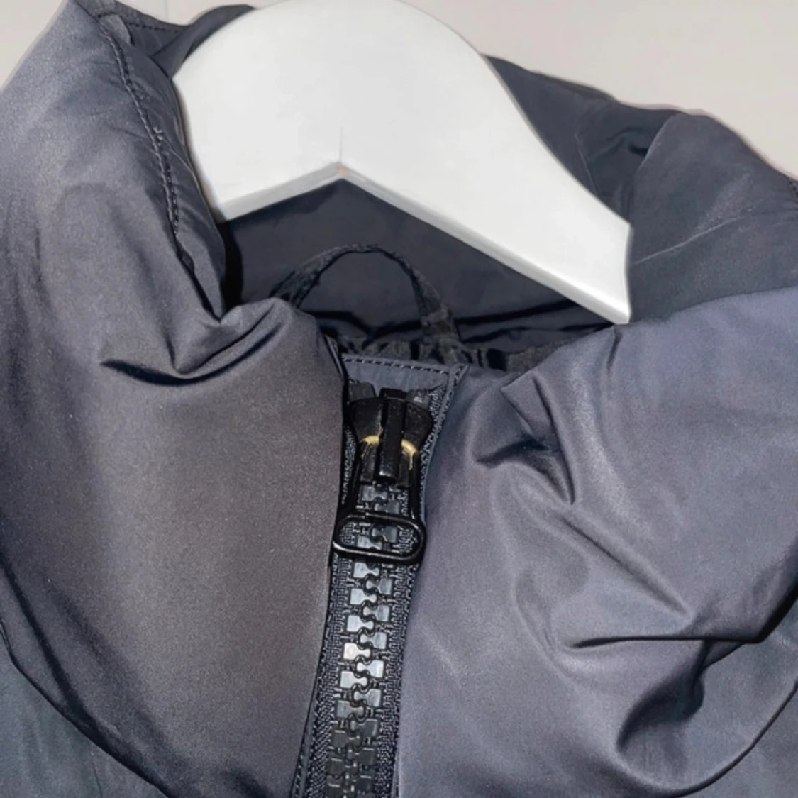 Svart och vit pufferjacka från Adidas - 4