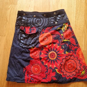 Mönstrad kjol - Knäpps på Storlek S-M Fina fickor fram och dragkedja med mycket förvaring 