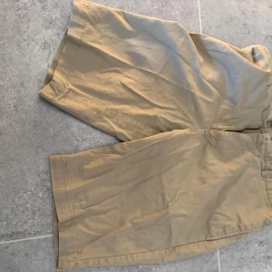 Beige shorts från Polo Ralph Lauren - Snygga beige shorts från Polo Ralph Lauren. De har en klassisk design med knapp och dragkedja framtill. Perfekta för en avslappnad stil. Passar perfekt till varmare delen av våren och sommaren🩳De är i storlek 16 år. Tveka inte på att fråga!