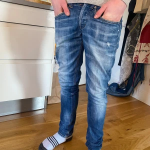 Dondup jeans George | 29 - Tja, säljer nu dessa dondup jeansen med slitingar vid knäna. populäraste jeansen på marknaden, modellen ä 174cm! | Nypris≈3500kr mitt pris endast 999kr! Hör av er vid funderingar, Hälsningar Philip! 