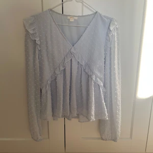 Blå blus  - Blå blus från Gina tricot Young. Storlek 170, sitter som en xs/s. Använd max 5 gånger. Priset går att diskutera 💞