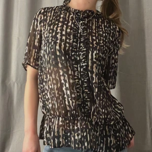 Mönstrad blus - Blus med leopard liknande mönster från Saint Tropez i fint skick. Kontakta vid intresse eller andra frågor! Använd gärna ”köp nu”.⚡️