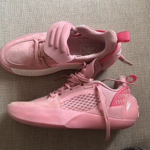 Way all city encore 12 cherry blossom - Säljer dessa AS snygga skorna som är för basket fast man kan använda för volleyboll, jag har köpt nya skor så kommer inte till andvändning. Har använt dem 1 gång och inget syn på att dom har varit använda. Helt splitter nya. Skorna är i strl 14 2/3 fast jag är 39-40 funkade dom helt perfekt. 