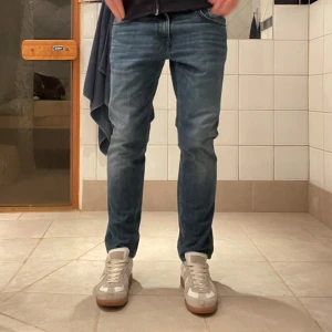 Blå jeans Hugo boss  - Snygga blå jeansbyxor med straight passform. Storlek 32/30. Personen på bilden är 180