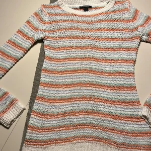 Randig stickad tröja från Esmara - Säljer en mysig stickad tröja från Esmara i härliga färger. Tröjan har ett randigt mönster i vitt, orange och mintgrön. Den är långärmad och perfekt för kyligare dagar. Passar bra till både jeans och kjol. 🌟