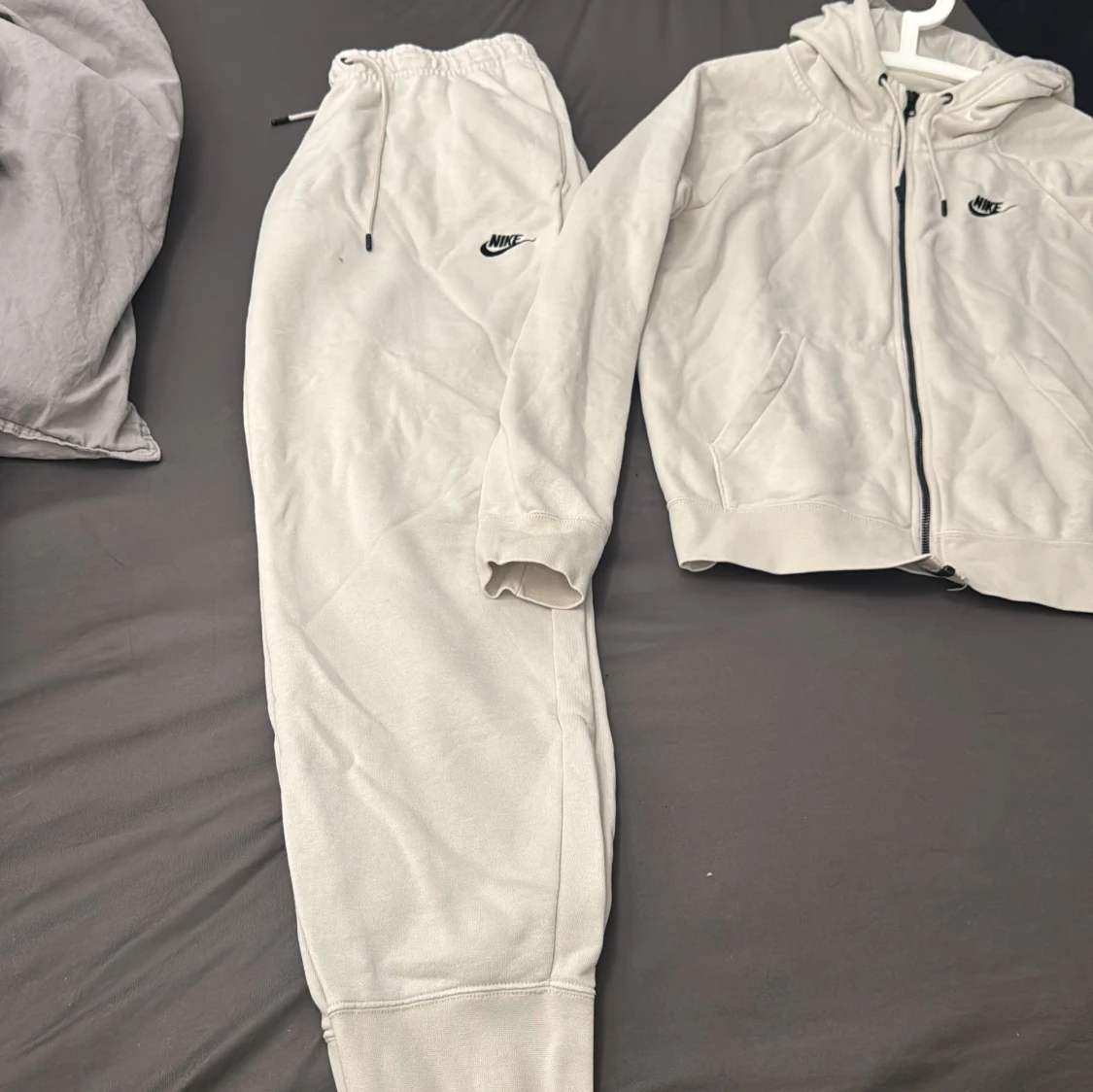 Grå hoodie och byxor från Nike - 2