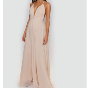 Balklänning - ”Moa dress” lång och fin balklänning i färgen nude/beige i storlek 34. Nypris 1899. Använd 2 gånger.