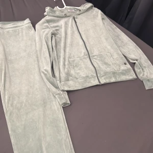 Gröna mjukisbyxor med dragkedja - Snygga gröna mjukisbyxor i ett mjukt och bekvämt material. Byxorna har en rak passform och matchar perfekt med en hoodie i samma stil. Perfekta för en avslappnad look. Byxa M kofta Xs 