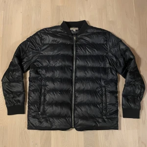 Glansig dunjacka H&M - En snygg och skön vårjacka utan luva från H&M. Den är mörkblå med glans på. Den är i mycket bra skick och har inga defekter! Storlek L (Titta passform sista bilden) Denna passar utmärkt till våren och för att lägga som ett yttre lager över en hoodie eller liknande, rekommenderar denna, sjukt snygg! Hör av er vid frågor!🔥🤝