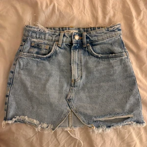 Jeanskjol  - Superfin kort jeanskjol från zara i storlek xs. Finns inte att köpa längre 🥰