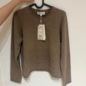 fin kashmir tröja - Helt ny, med prislapp. Köptes i fel storlek. Kolla gärna in mina andra publiceringar! Nypris:  2100 SEK Priset kan diskuteras! PRISLAPPEN HAR ÅKT AV I FLYTT!