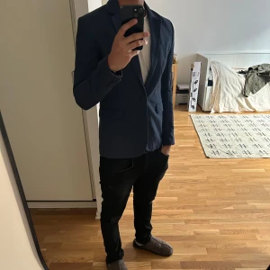 Blå kavaj - Snygg blå kavaj med en klassisk passform. Perfekt för både formella och semi-formella tillfällen. Tyvärr så vet jag ex märket på kavajen men tror att den är antigen samsoe eller HM. Men annars så sitter den bra om man är mellan 168-176 och storlek XS