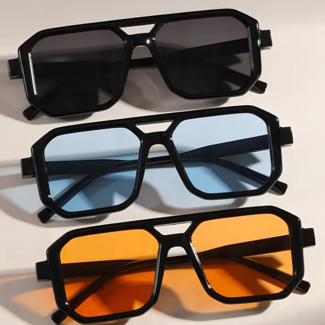 Fyrkantiga solglasögon i tre färger. 70kr st