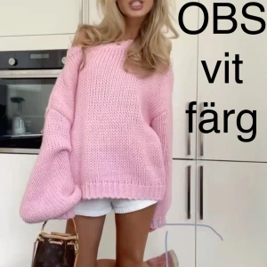 Vit stickad tröja - Peppermayo chunky costella sweater. Nypris 1036kr. Nyskick. Storlek M-L. vit stickad tröja med en avslappnad passform. Tröjan har långa ärmar. Använd en gång har fortfarande prislapp. Insidan hr jeans förgat av sig dm för bild