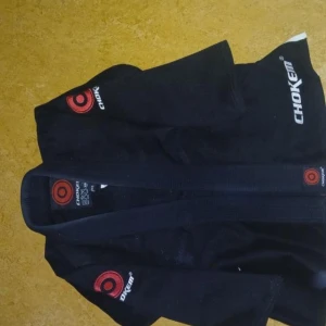 Svart och vit kampsportsdräkt från Chokem - Två kampsport pack där den svarta är gjord för jui jutsu och den andra vita kan användas för taekwondo och juijutsu de båda kommer med bälte och har bara testats. Priser kan diskuteras.  Storleken på det svarta plagget är M3 på byxorna också.  På det vita plagget är det 150 cm och byxorna 150 cm också båda plaggen kommer med bälte.  Om du har ytterliga frågor om storlek kan jag skicka bild privat. Du kan köpa de alla tillsamman för 600 kr eller en separat för 400 kr.   Mitt nummer är -0737396864